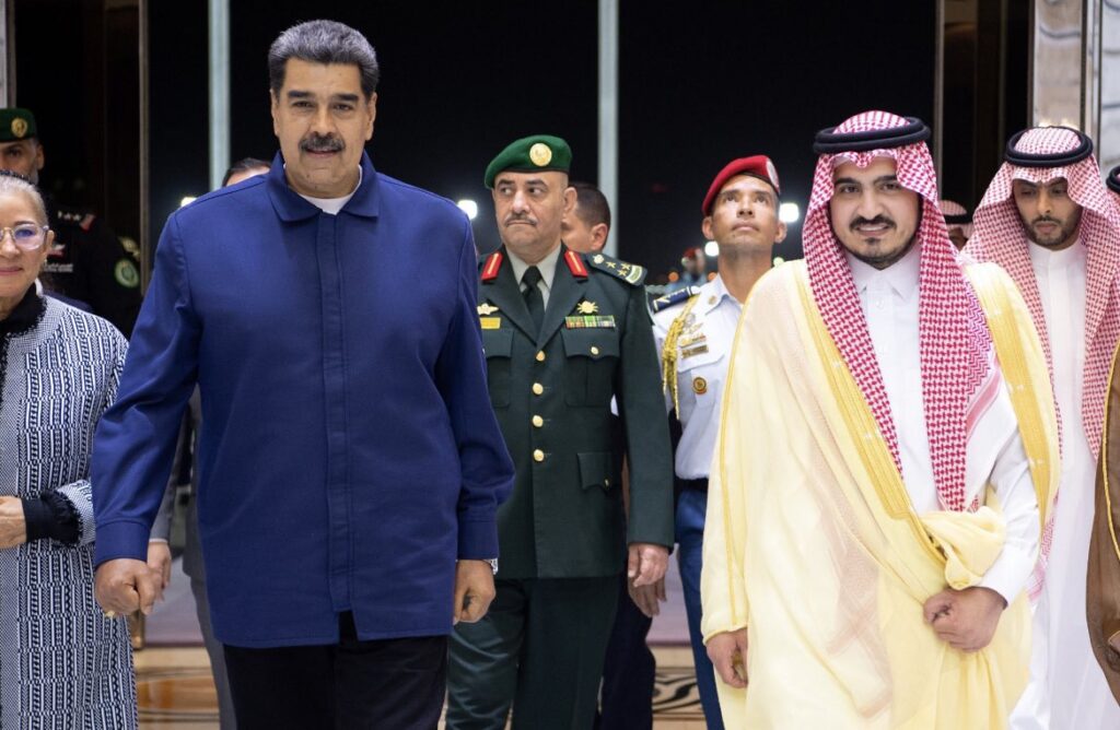 Venezuelan President Nicolas Maduro and his wife Cilia Flores being greeted by Saudi authorities upon their arrival at the King Abdulaziz International Airport in Saudi Arabia on Monday, June 5, 2023. Photo: Twitter/@TalebSahara.