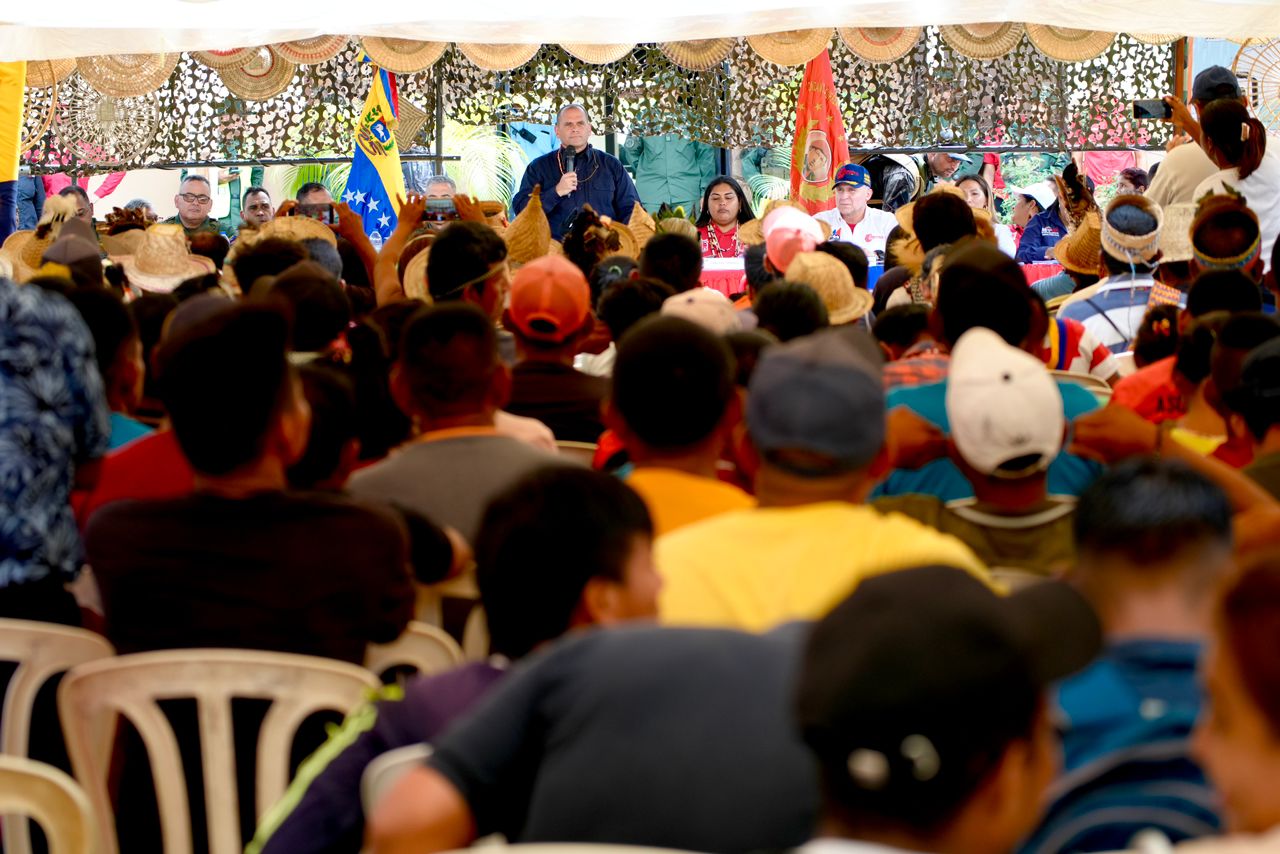 Venezuelan Minister for Interior and Justice Remigio Ceballos speaking with the Yukpa community in Zulia state, June 12, 2023. Photo: Twitter/@MijpVzla.