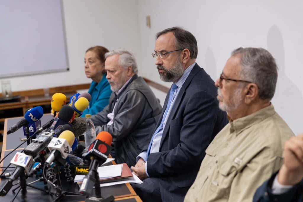 José María Casal, president of the Venezuelan opposition's National Primaries Commission, announcing the decision of organizing the primary elections without National Electoral Council assistance and without fingerprint scanners. Photo: Twitter/@RCR750.