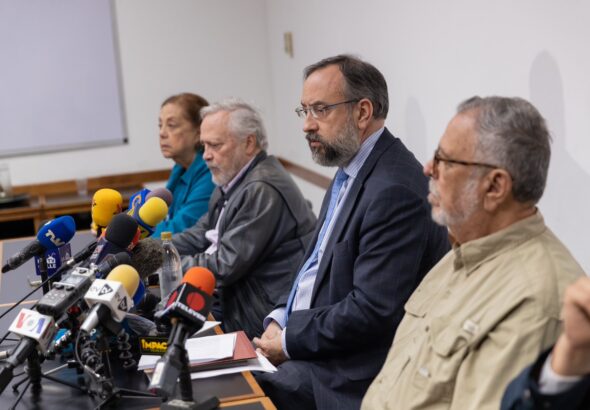 José María Casal, president of the Venezuelan opposition's National Primaries Commission, announcing the decision of organizing the primary elections without National Electoral Council assistance and without fingerprint scanners. Photo: Twitter/@RCR750.