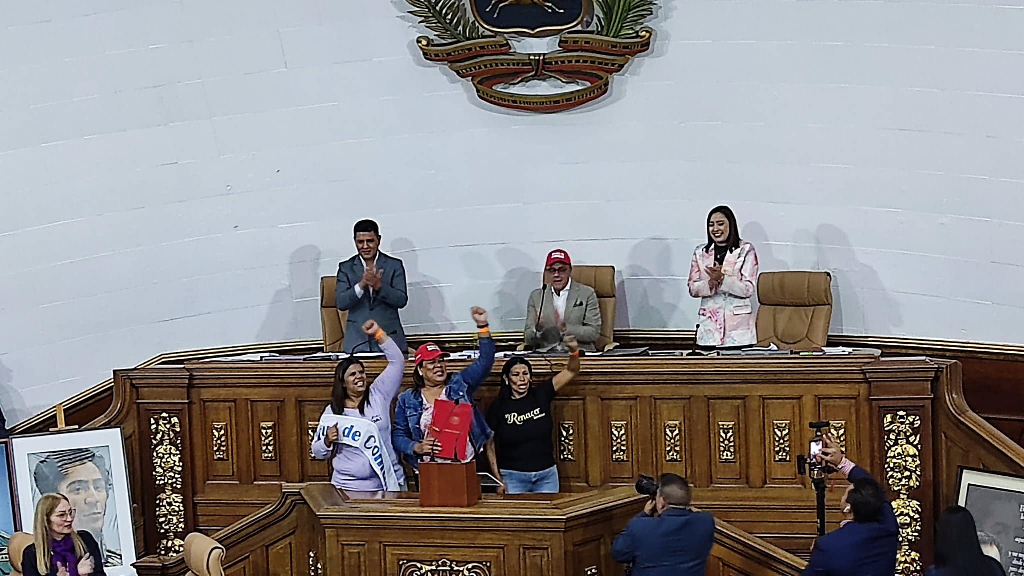 Venezuelan comuneros chanting and celebrating the approval of the Communal Councils Law Reform passed on Thursday, June 22, 2023, by the National Assembly. Photo: Twitter/@Asamblea_Ven.