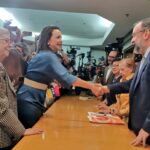 Venezuelan far-right politician Maria Corina Machado shaking hands with CNP President Jesús María Casal after formalizing her candidacy for the opposition primaries on Friday, June 23, 2023. Photo: Twitter/@cnprimariave.