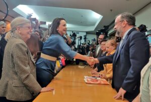 Venezuelan far-right politician Maria Corina Machado shaking hands with CNP President Jesús María Casal after formalizing her candidacy for the opposition primaries on Friday, June 23, 2023. Photo: Twitter/@cnprimariave.