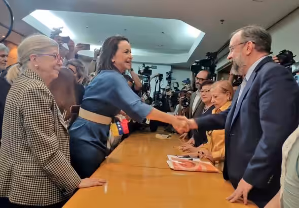 Venezuelan far-right politician Maria Corina Machado shaking hands with CNP President Jesús María Casal after formalizing her candidacy for the opposition primaries on Friday, June 23, 2023. Photo: Twitter/@cnprimariave.