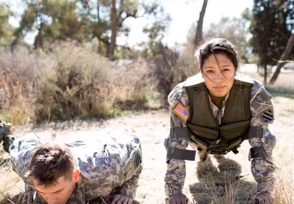 Two US soldiers doing push-ups during outdoor training. Photo: Catherine Ledner/Getty Images.