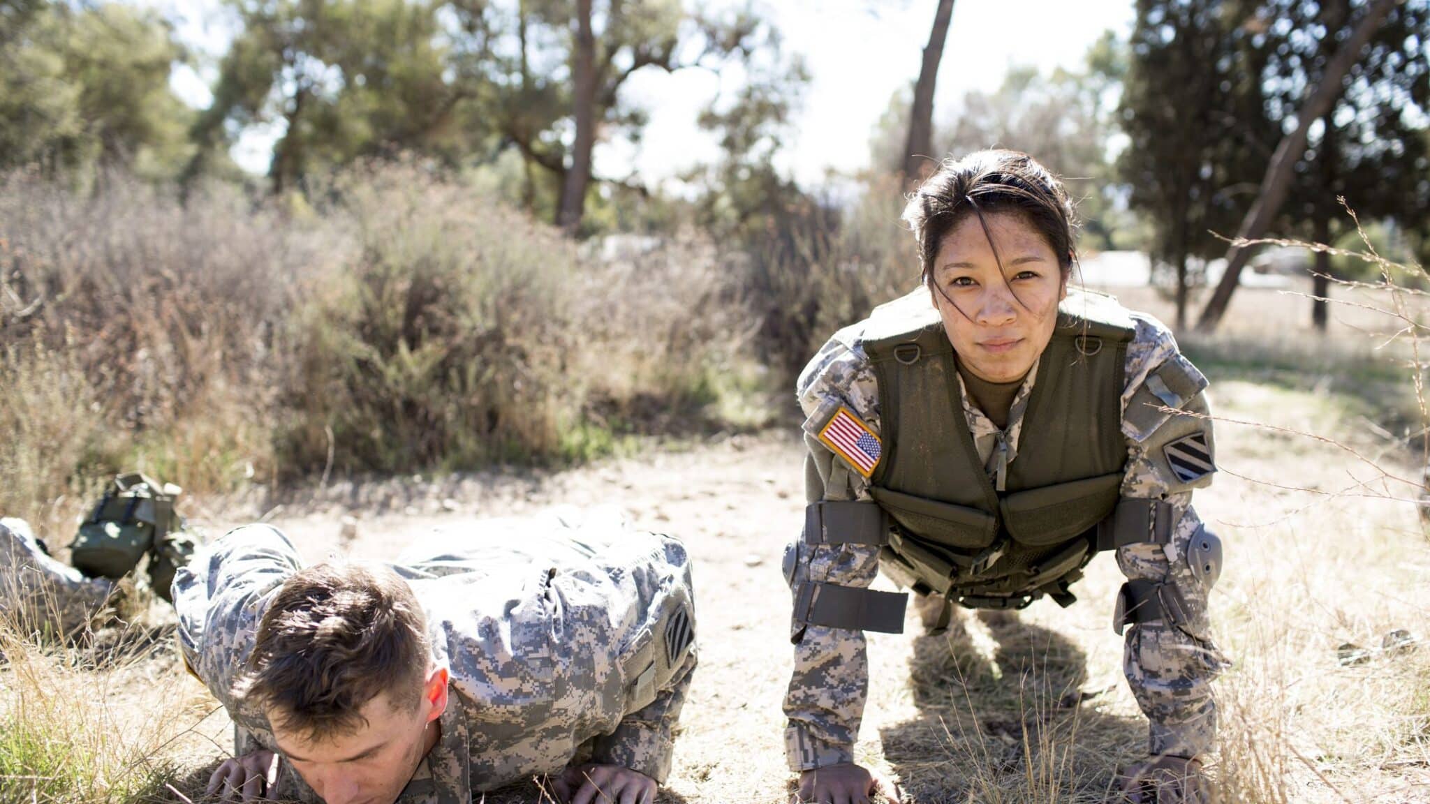 Two US soldiers doing push-ups during outdoor training. Photo: Catherine Ledner/Getty Images.