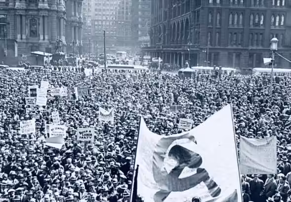 A Communist Party-sponsored march outside Philadelphia City Hall, May Day 1935. Photo: People's World Archive.