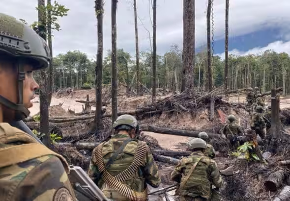 Venezuelan soldiers raid an illegal mining camp near Canaima, Bolivar state. Photo: Twitter/@dhernandezlarez.