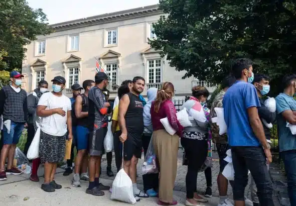 Migrants line up in front of the residence of US Vice President Kamala Harris in Washington DC, in September, 2022. Photo: Jim Lo Scalzo/EFE/File photo.