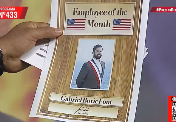 Meme showing Chilean President Gabriel Boric next to US flags and the caption "employee of the month." Photo: Screenshot of Con El Mazo Dando episode 433.