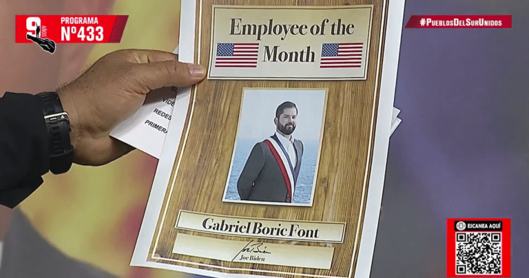 Meme showing Chilean President Gabriel Boric next to US flags and the caption "employee of the month." Photo: Screenshot of Con El Mazo Dando episode 433.