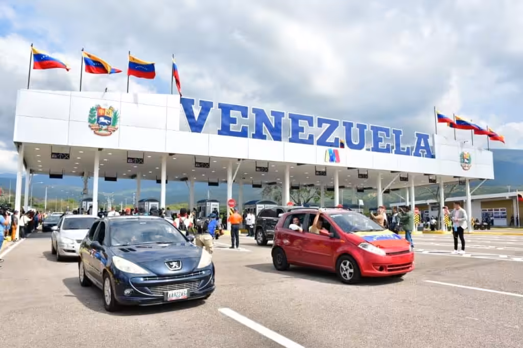 Cars crossing from Venezuela to Colombia at the Atanasio Giraldot International Bridge. Photo: Mayor's Office of Cúcuta/File photo.