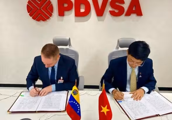 Both officials sign agreements for cooperation between the Venezuelan Petroleum Corporation and PetroVietnam. Photo: Twitter/@PDVSA.