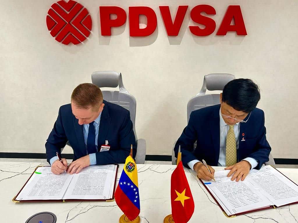 Both officials sign agreements for cooperation between the Venezuelan Petroleum Corporation and PetroVietnam. Photo: Twitter/@PDVSA.