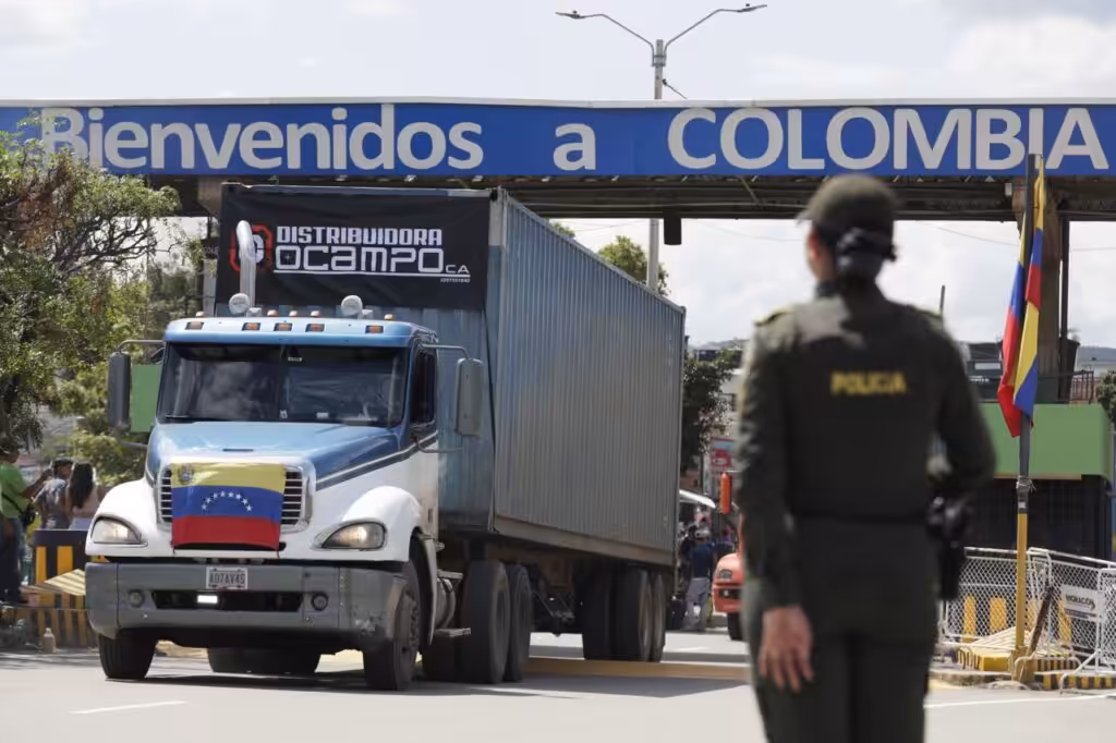 A merchandise truck crosses the Simón Bolívar bridge from Colombia to Venezuela during the border reopening ceremony on September 26, 2022. Photo: EFE/Carlos Ortega.