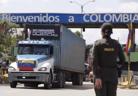 A merchandise truck crosses the Simón Bolívar bridge from Colombia to Venezuela during the border reopening ceremony on September 26, 2022. Photo: EFE/Carlos Ortega.