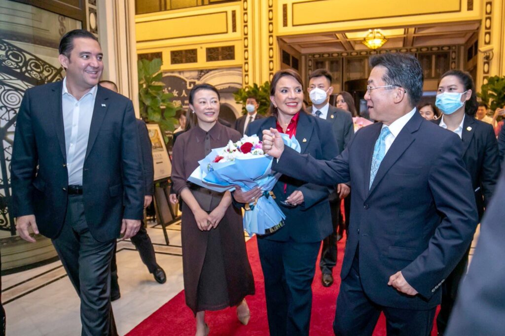Honduran President Xiomara Castro being greeted by the authorities of the Communist Party of China in Shanghai, June 9, 2023. Photo: Twitter/@gobprensaHN.