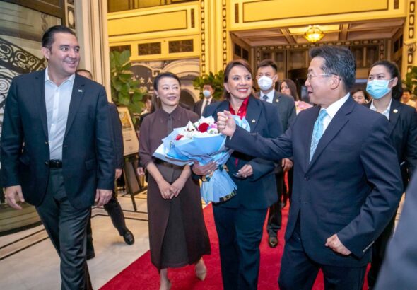 Honduran President Xiomara Castro being greeted by the authorities of the Communist Party of China in Shanghai, June 9, 2023. Photo: Twitter/@gobprensaHN.