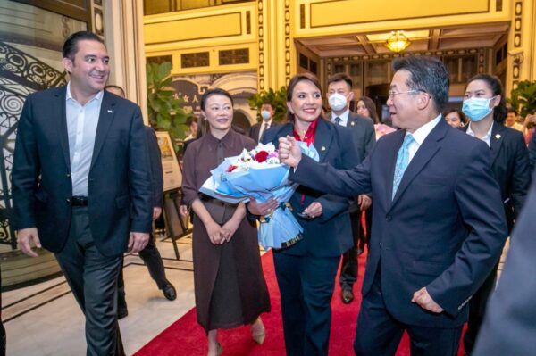Honduran President Xiomara Castro being greeted by the authorities of the Communist Party of China in Shanghai, June 9, 2023. Photo: Twitter/@gobprensaHN.