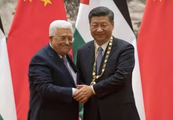 Palestinian President Mahmoud Abbas, left, shakes hands after presenting a medallion to Chinese President Xi Jinping; July 18, 2017. Photo: Reuters/Mark Schiefelbein/Pool.