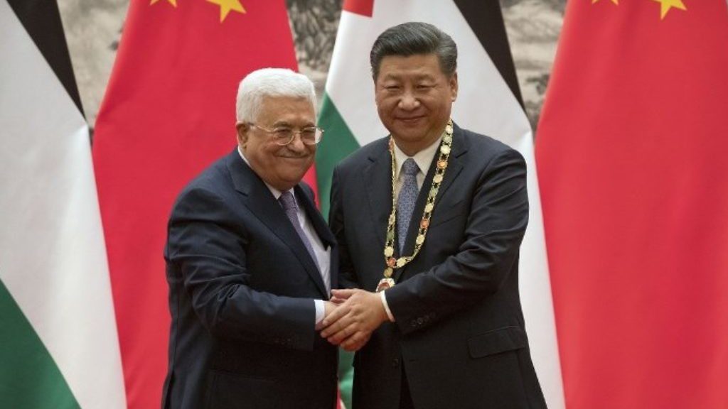 Palestinian President Mahmoud Abbas, left, shakes hands after presenting a medallion to Chinese President Xi Jinping; July 18, 2017. Photo: Reuters/Mark Schiefelbein/Pool.