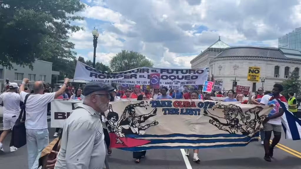 Cuba solidarity activists host a demonstration outside the White House demanding Biden to end the blockade against Cuba. Photo: Prensa Latina.