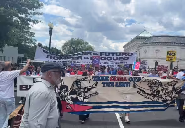 Cuba solidarity activists host a demonstration outside the White House demanding Biden to end the blockade against Cuba. Photo: Prensa Latina.