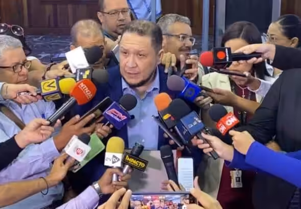 Venezuelan opposition Deputy José Brito giving statements to the press on June 26, after requesting the Comptroller's Office to provide information about the political disqualification status of several opposition politicians running in the opposition primaries. Photo: National Assembly of Venezuela.