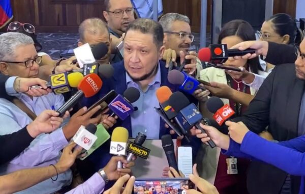 Venezuelan opposition Deputy José Brito giving statements to the press on June 26, after requesting the Comptroller's Office to provide information about the political disqualification status of several opposition politicians running in the opposition primaries. Photo: National Assembly of Venezuela.