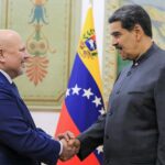 ICC Prosecutor Karim Khan (left) and Venezuelan President Nicolás Maduro (right) shake hands in Miraflores Palace, Caracas. Photo: Presidential Press.