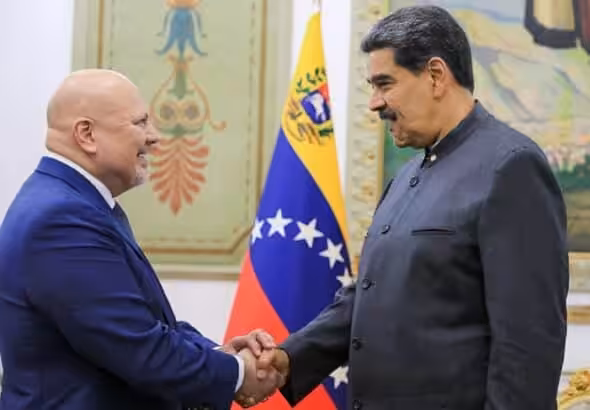 ICC Prosecutor Karim Khan (left) and Venezuelan President Nicolás Maduro (right) shake hands in Miraflores Palace, Caracas. Photo: Presidential Press.