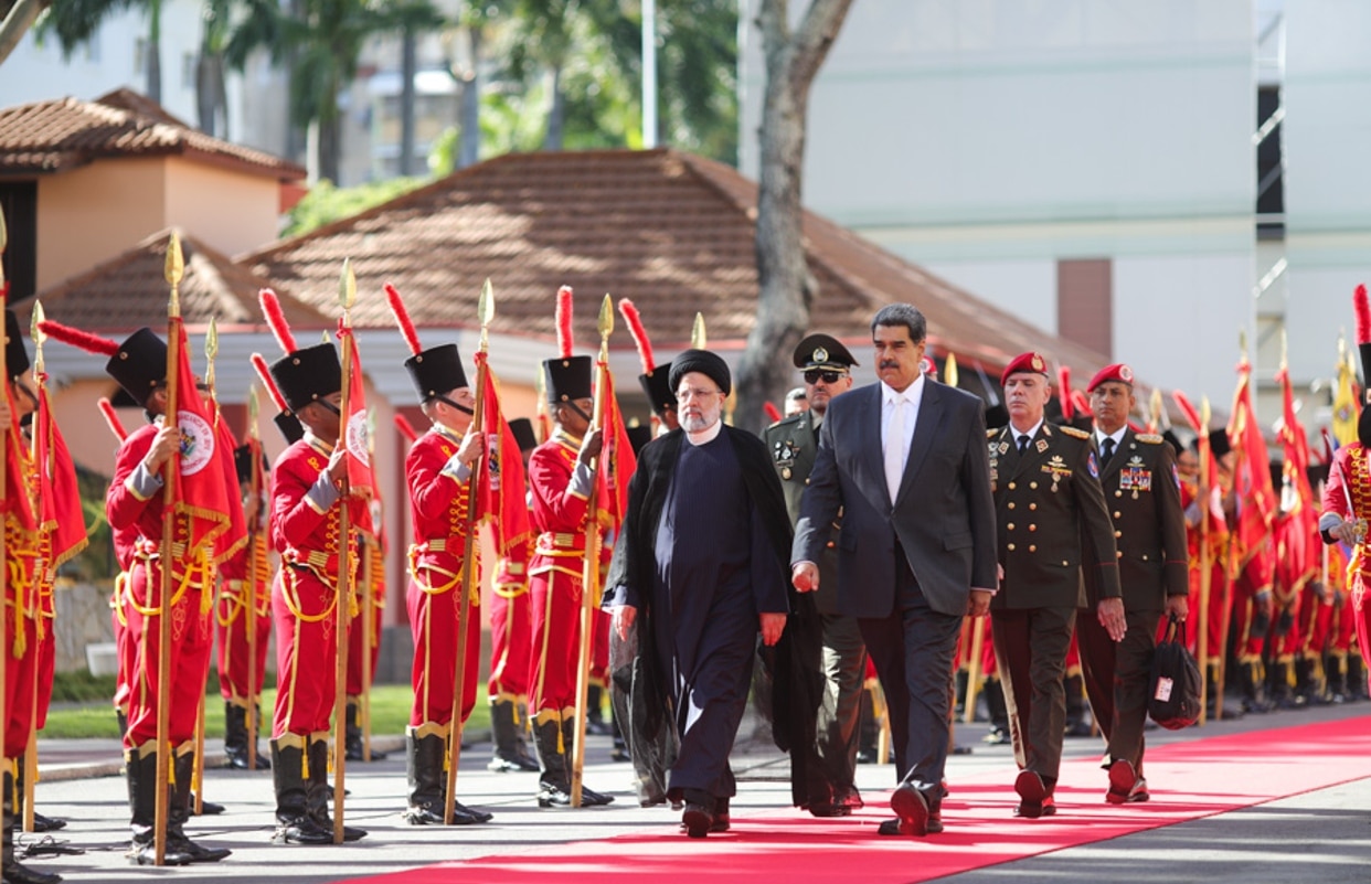 The official entry of Iranian President Ebrahim Raisi and Venezuelan President Nicolás Maduro to Miraflores Palace, Caracas, on Monday, June 21. Photo: Presidential Press. 