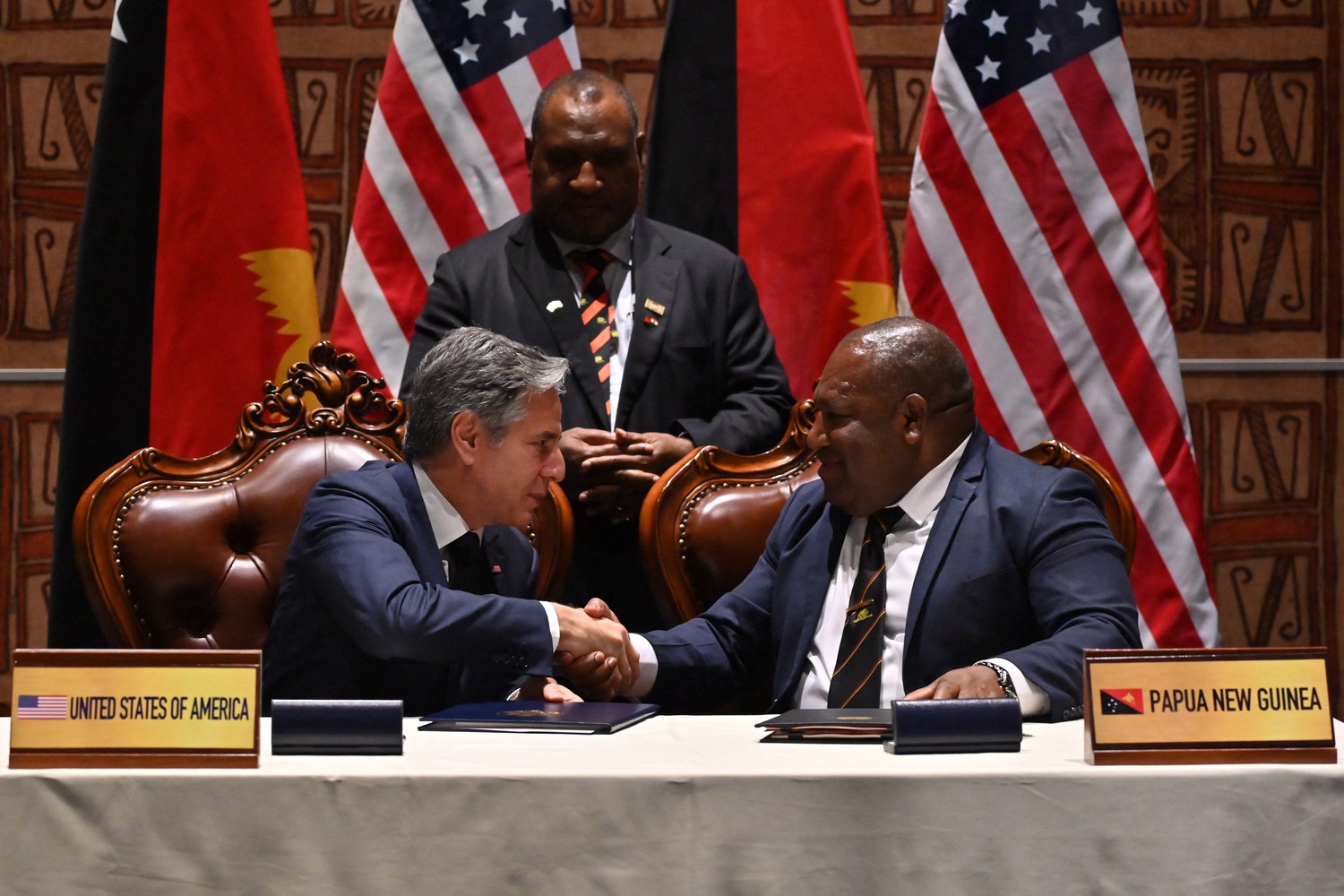 Officials from the US and Papua New Guinea sign a cooperation agreement. Photo: Misión Verdad.