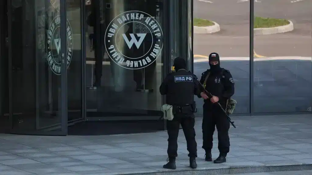 Russian law enforcement officers stand guard outside PMC Wagner Center in Saint Petersburg, Russia, on June 24, 2023. Photo: Reuters.