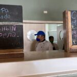 Restaurant in Margarita Island displaying its menu translated into Russian. Photo: Nilole Kolster/BBC/File photo.