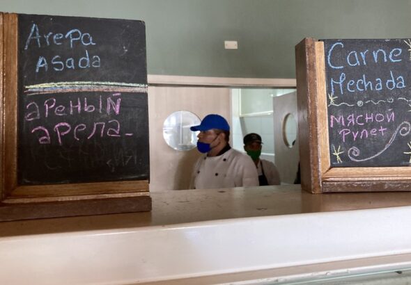 Restaurant in Margarita Island displaying its menu translated into Russian. Photo: Nilole Kolster/BBC/File photo.