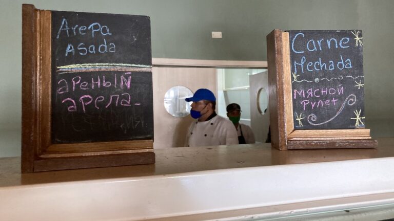 Restaurant in Margarita Island displaying its menu translated into Russian. Photo: Nilole Kolster/BBC/File photo.