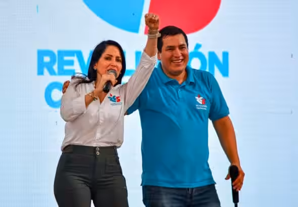 Luisa González and Andrés Arauz, the Citizen Revolution Movement candidates for the upcoming Ecuadorian elections. Photo: Alberto Zambrano/EFE/File photo.
