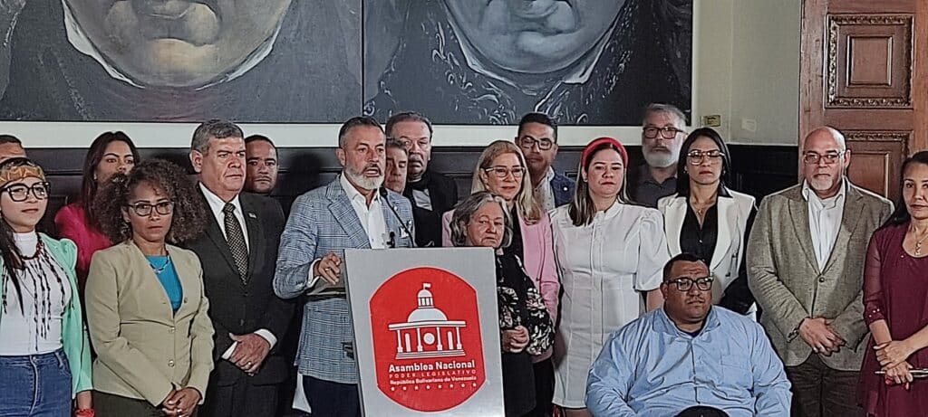 Venezuelan National Assembly Deputy José Gregorio Correa (center), vice president of the Electoral Nominations Committee, accompanied by other members of the committee, speaks to the press about the National Electoral Council rectors election. Photo: Twitter/@Asamblea_Ven.