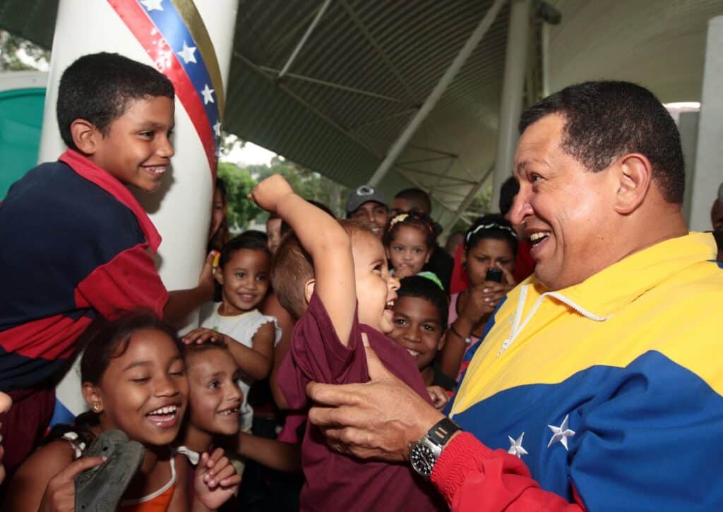 Hugo Chávez interacting with children during one of his countless encounters with everyday Venezuelans. Photo: Presidential Press/File photo.
