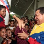 Hugo Chávez interacting with children during one of his countless encounters with everyday Venezuelans. Photo: Presidential Press/File photo.