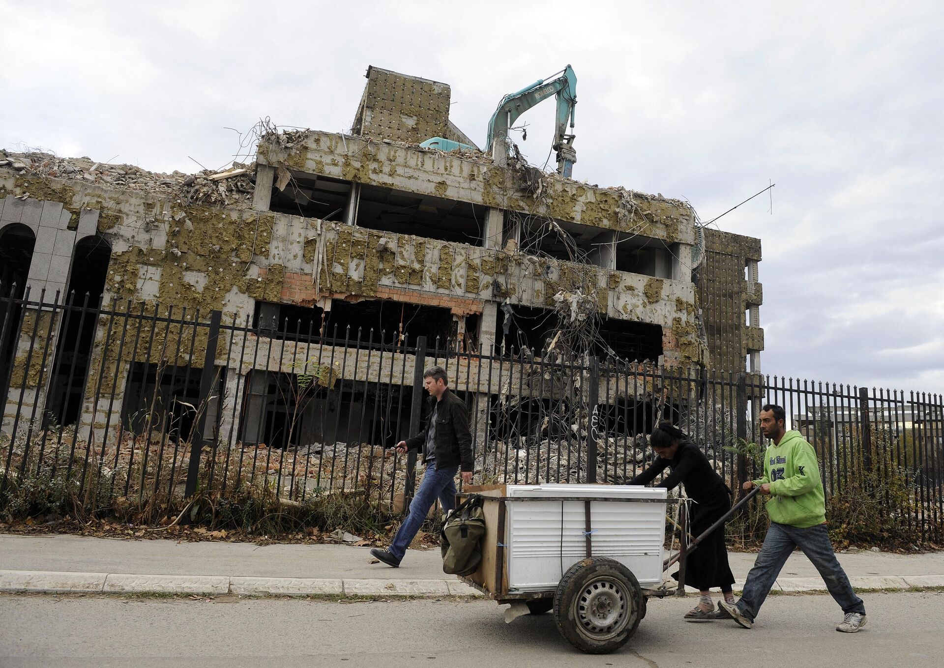 Pedestrians walk past the remains of the former Chinese Embassy in Belgrade, on November 10, 2010. In 1999, the Chinese embassy in Belgrade, was hit and set on fire during NATO airstrikes on the city. Photo: AFP 2023/Andrej Isakovic.