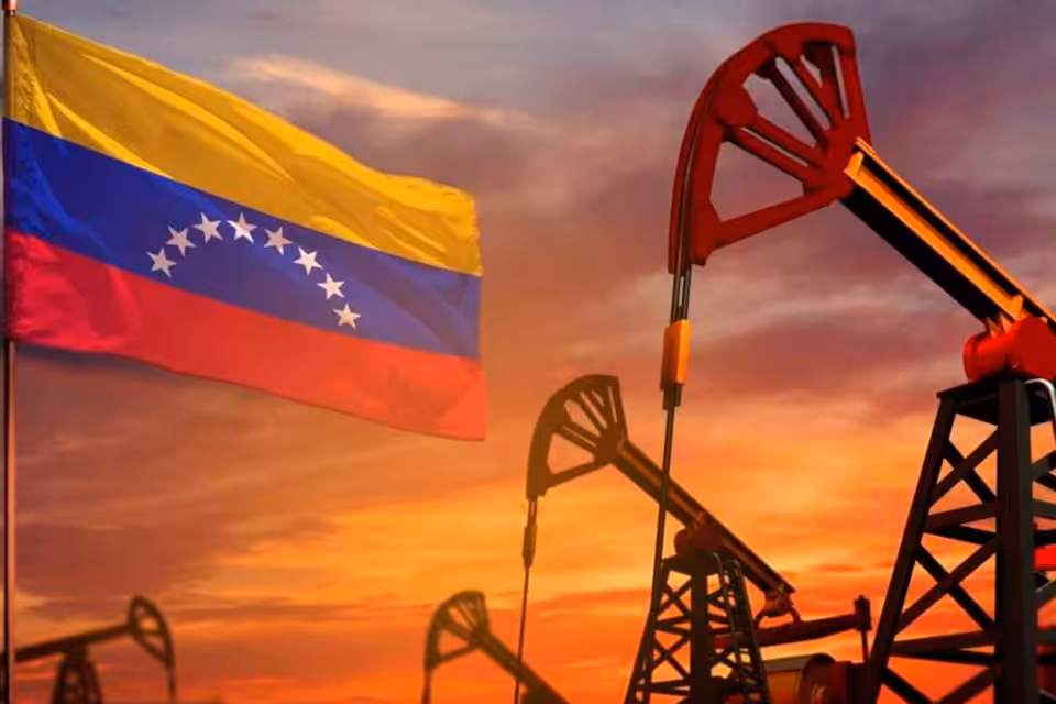 Photo composition showing oil rigs next to a Venezuelan flag. Photo: Shutterstock/Anton_Medvedev.