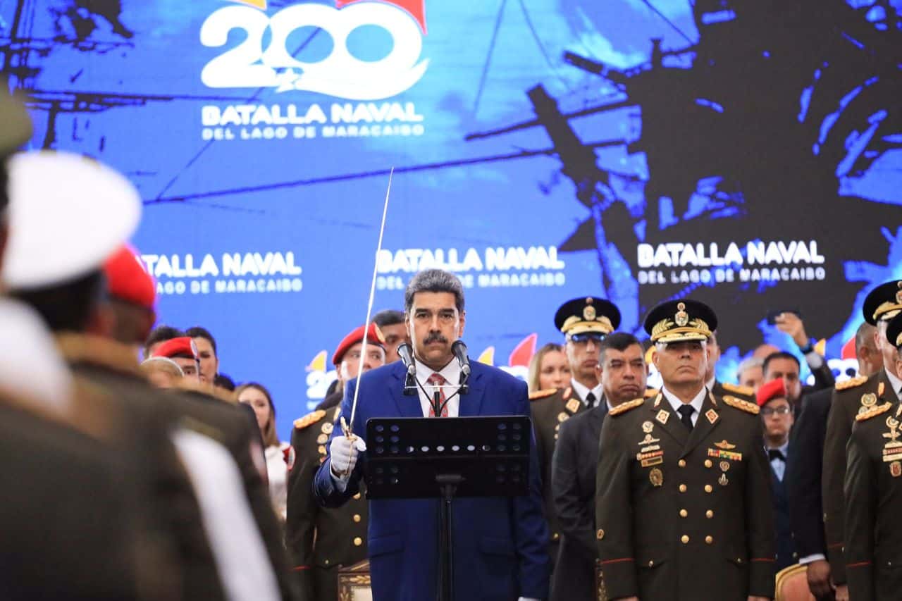 Venezuelan President Nicolás Maduro holding the saber of Simón Bolívar, during a ceremony for FANB officers on Tuesday, July 4, 2023. Photo: Twitter/@Educacion_MPPD.