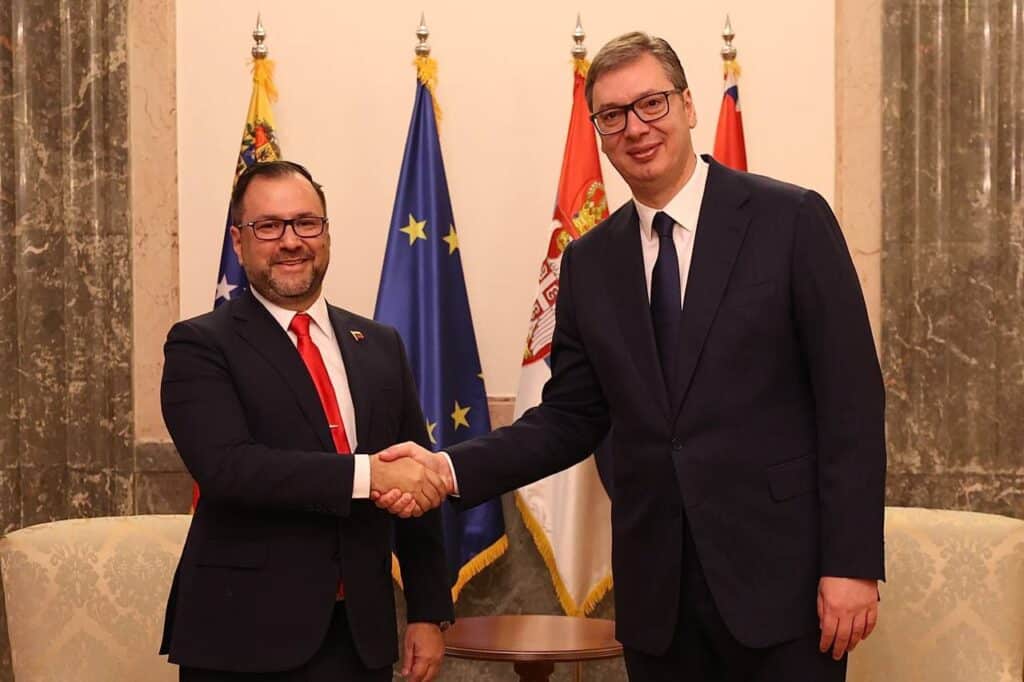 Serbian President Aleksandar Vučić (right) shaking hands with Venezuelan Foreign Minister Yvan Gil, July 14, 2023. Photo: Twitter/@yvangil.