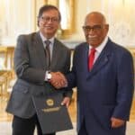 Colombian President Gustavo Petro (left) shaking hands with Venezuelan ambassador Carlos Martínez Mendoza (right). Photo: Twitter/@yvangil.