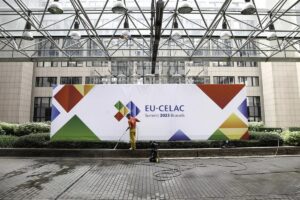 Worker cleaning a banner for the III EU-CELAC Summit. Photo: European Union.