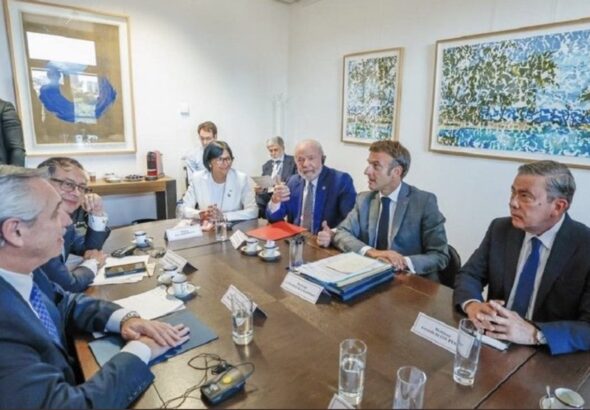 Meeting between Venezuelan Vice President Delcy Rodriguez, chief negotiator for the Unitary Platform Gerardo Blyde, and presidents Luiz Inácio "Lula" Da Silva (Brazil), Gustavo Petro (Colombia), Emmanuel Macron (France), and  Alberto Fernandez (Argentina). Photo: Ricardo Stuckert/PR.