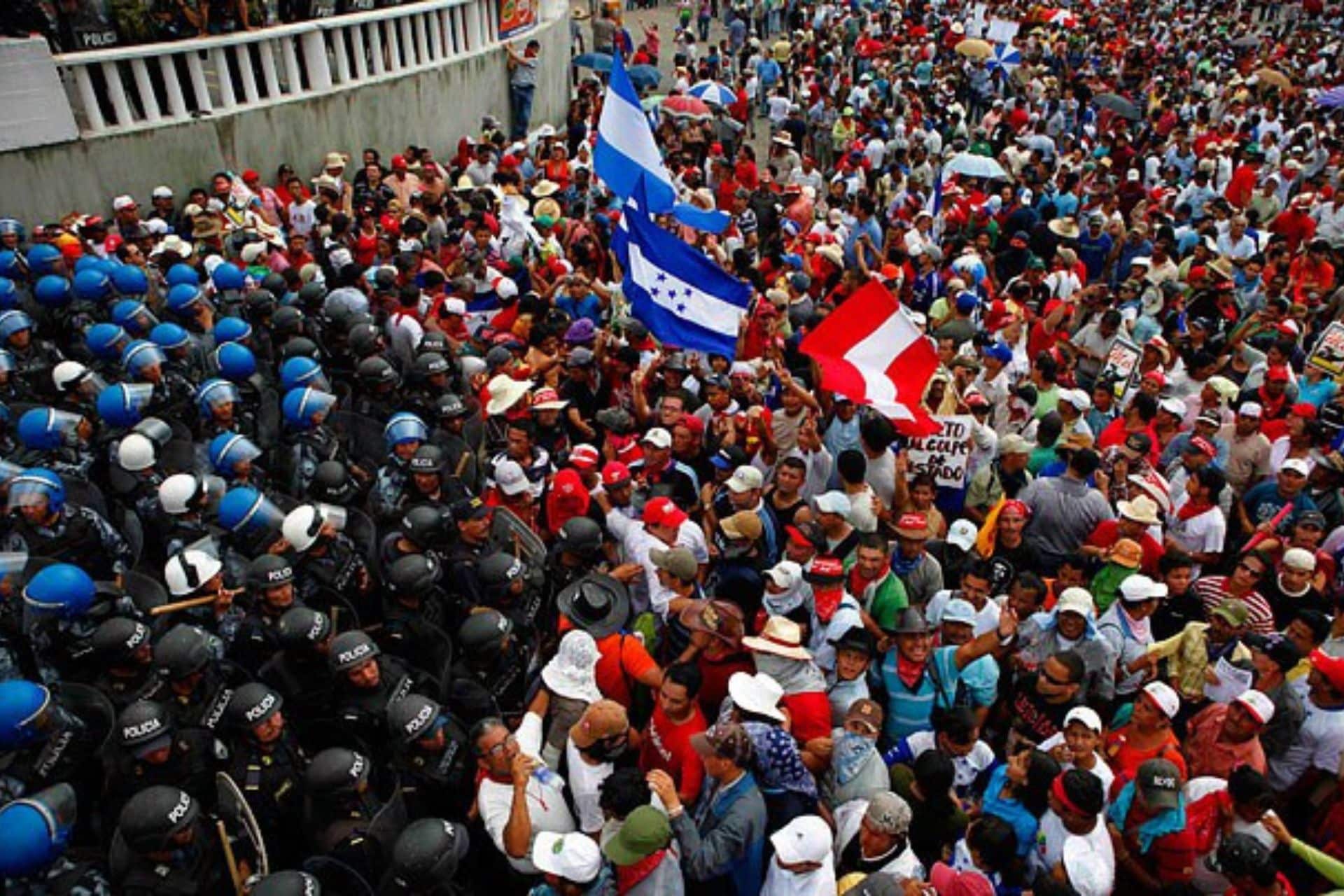Honduran people confront the police during a march condemning the 2009 coup. File photo.