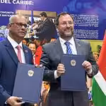 Venezuelan Foreign Minister Yvan Gil (right) and his Suriname counterpart Albert Ramin (left) showing the cooperation agreements signed on Monday, July 10, 202. Photo: Venezuelan Ministry for Foreign Affairs.